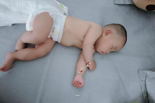 代怀包生男孩机构宝宝大便稀怎么回事